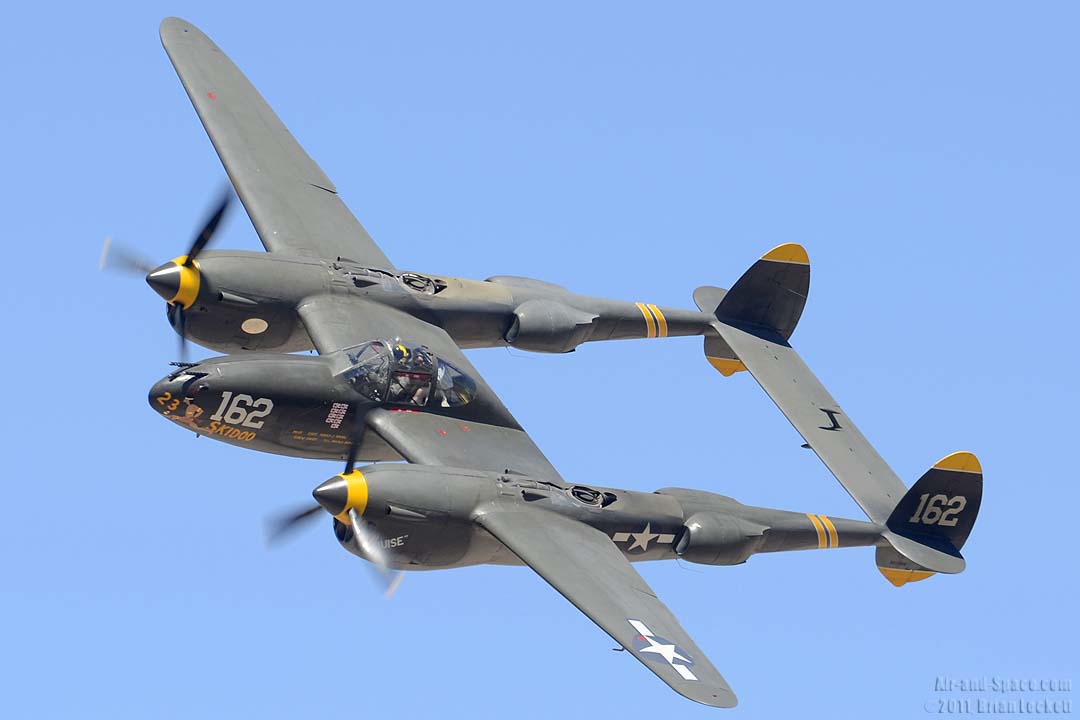 20110625 Valle_0466 P-38J NX138AM 23 Skidoo left front in flight l.jpg